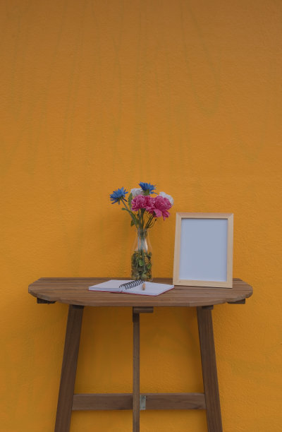 木桌上的相框，黄色背景。图片下载