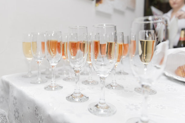 桌上放着黄色和粉色的香槟图片下载