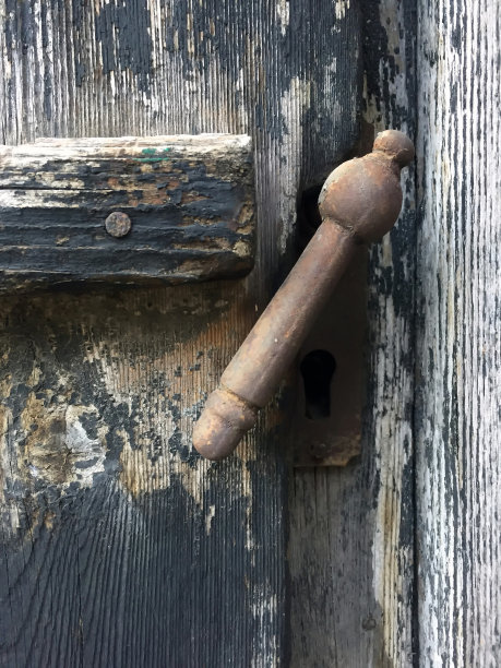 旧木门与生锈的环柄图片下载