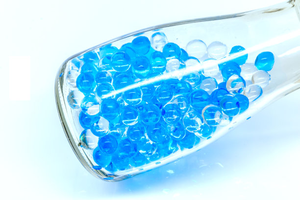 聚合物凝胶。凝胶球。蓝色透明水凝胶球，图片下载