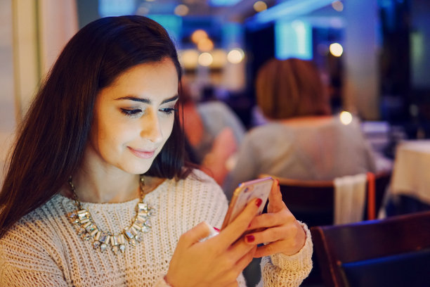 街上的女孩图片下载