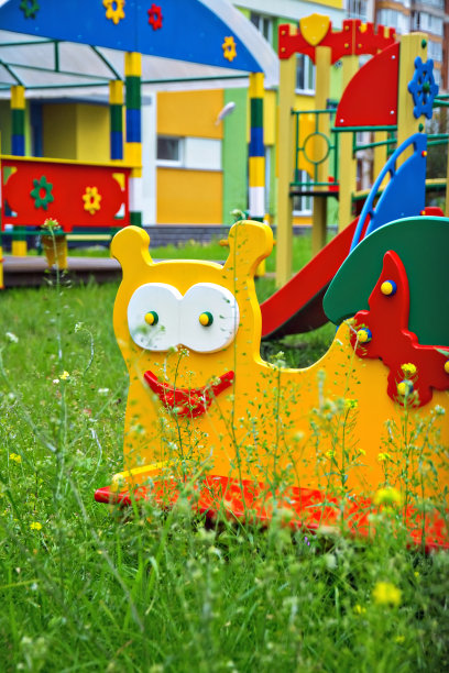 黄色蜗牛形状的操场上图片下载