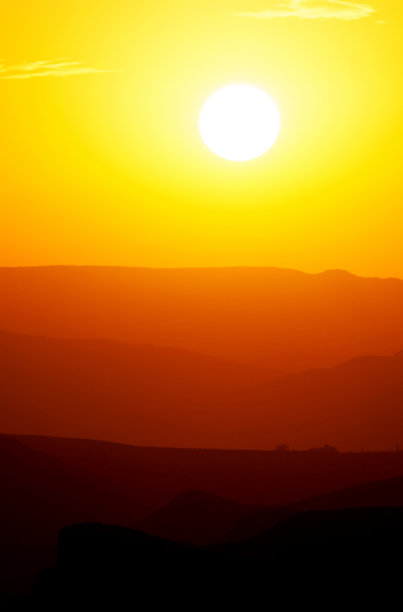 夕阳在山中，层层叠叠红图片下载