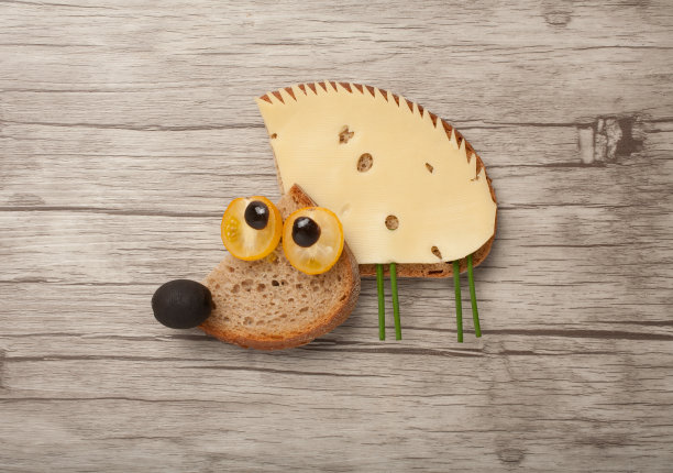 面包和奶酪做成的奇怪的刺猬图片下载