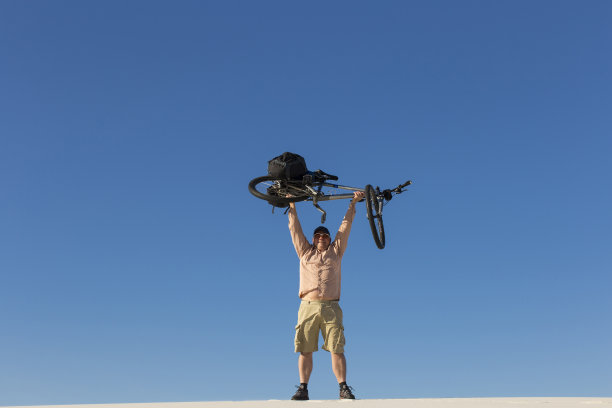 穿越沙漠。图片下载