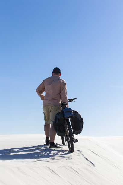 穿越沙漠。图片下载