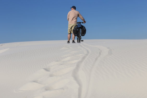 穿越沙漠。图片下载