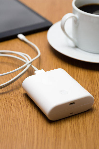 移动电池连接平板电脑图片下载