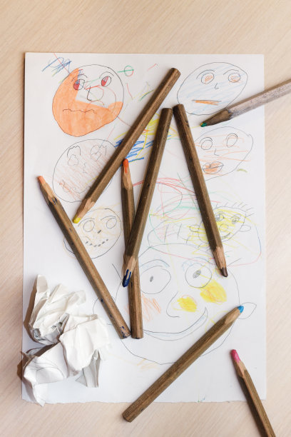孩子们的画和铅笔在桌子上。图片下载