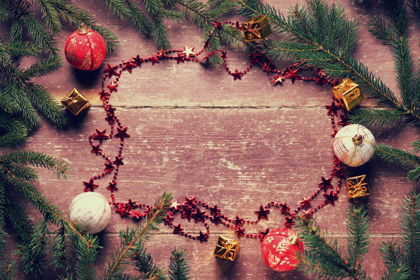 圣诞舞会，珠宝和冷杉树枝图片下载