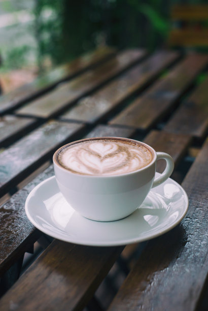 木桌子上放着热咖啡图片下载