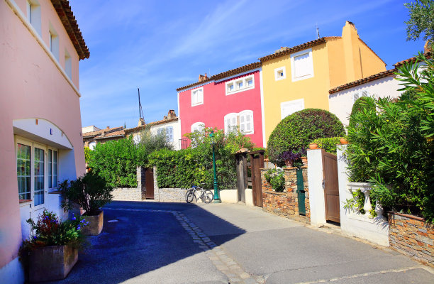 法国南部格里莫港村的街道图片下载