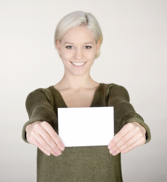 持名片的女子图片下载