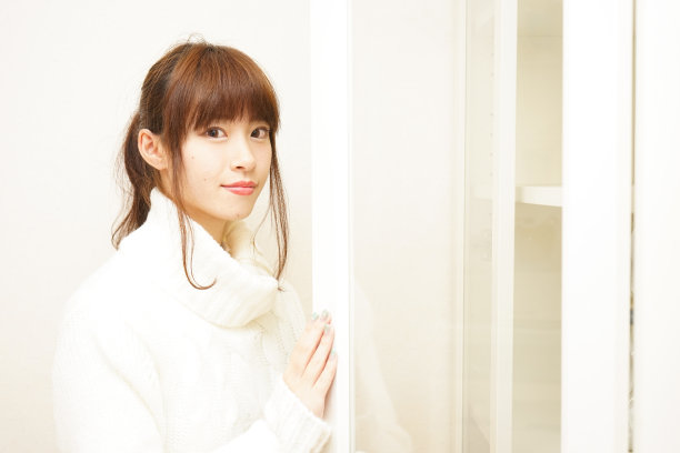 年轻女子在办公室找工作图片下载