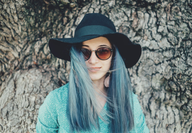 年轻漂亮的女人图片下载