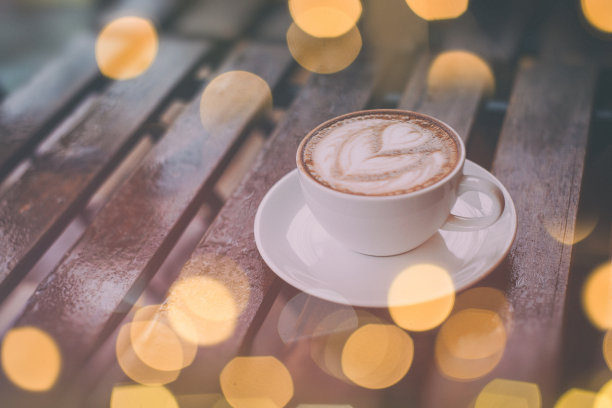 木桌子上放着热咖啡图片下载