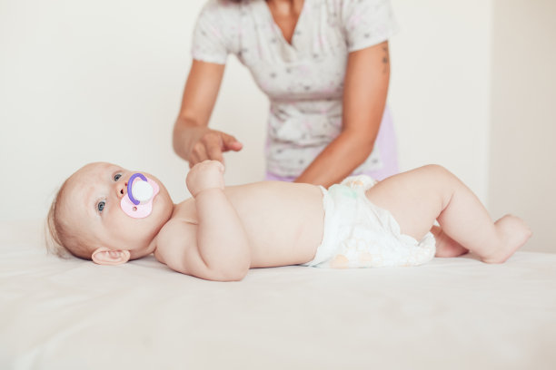 妇女在做运动和按摩婴儿图片下载