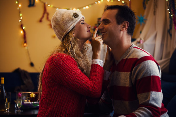 圣诞节的夫妇。在除夕之夜相爱的情侣。图片下载
