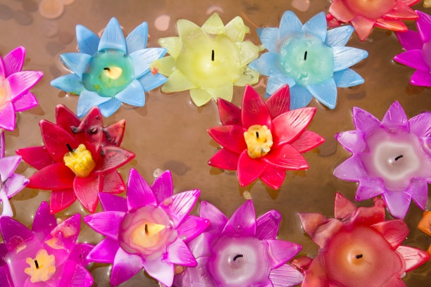 五彩缤纷的荷花蜡烛漂浮在水面上图片下载
