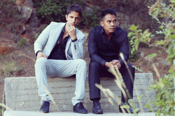 两个穿着西装的绅士图片下载