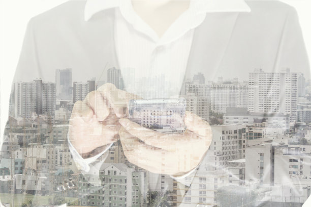 商人触摸智能手机和城市的背景图片下载