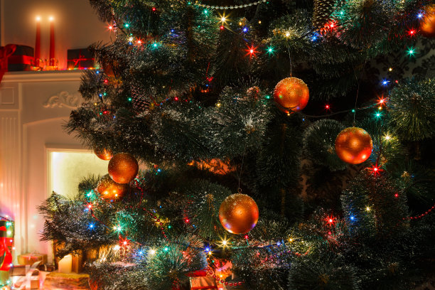 美丽的圣诞树装饰在闪烁的灯光图片下载