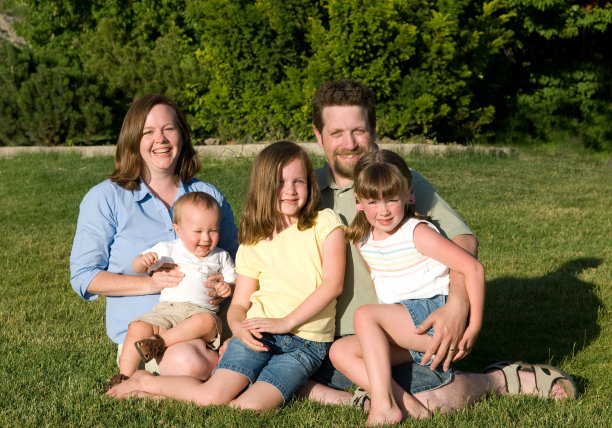 公园里的全家福(妈妈、爸爸和三个孩子)图片下载