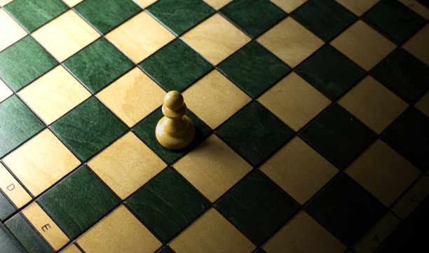 孤独的一枚棋子，孤独地登上棋盘图片下载