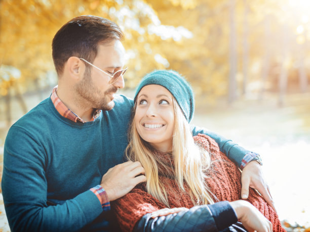 户外相爱的情侣图片下载