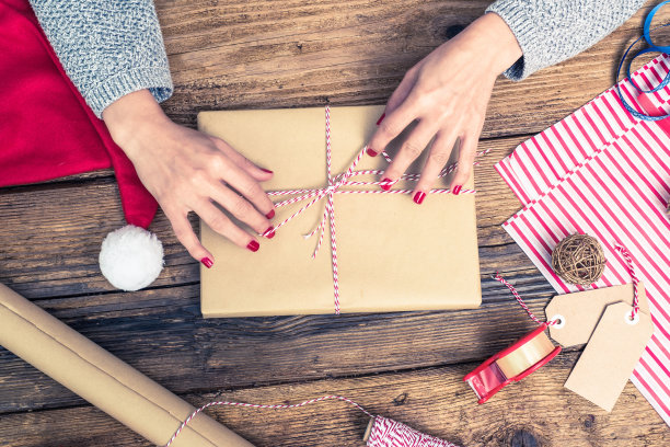 女人用手包书作为圣诞礼物素材图片