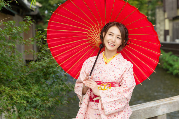 穿着和服，带着一把红伞的女人图片下载