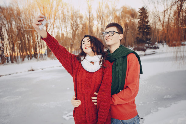 情侣们喜欢雪和冷图片下载