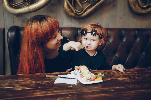 慈爱的母亲和女儿图片下载