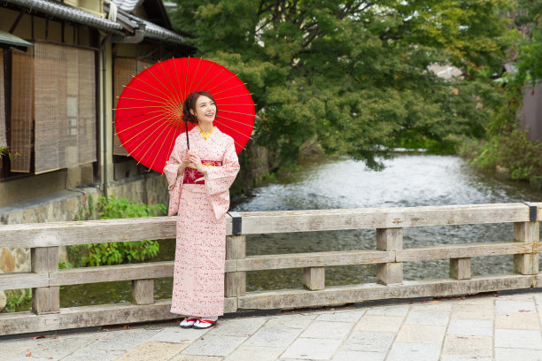 穿着和服，带着一把红伞的女人图片下载