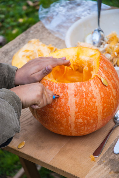 男孩在做万圣节南瓜装饰图片下载