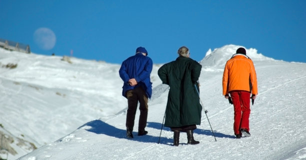 冬天在阿尔卑斯山漫步图片下载