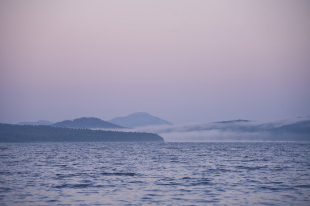 祖拉库尔湖上的早晨图片下载