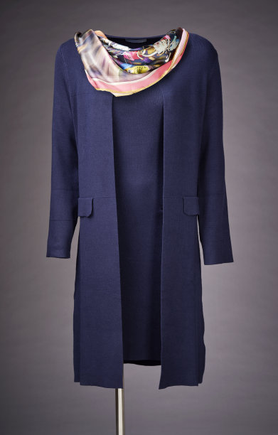 妇女穿着灰色背景的衣服图片下载