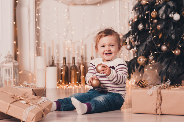 快乐的小女孩庆祝圣诞节素材图片