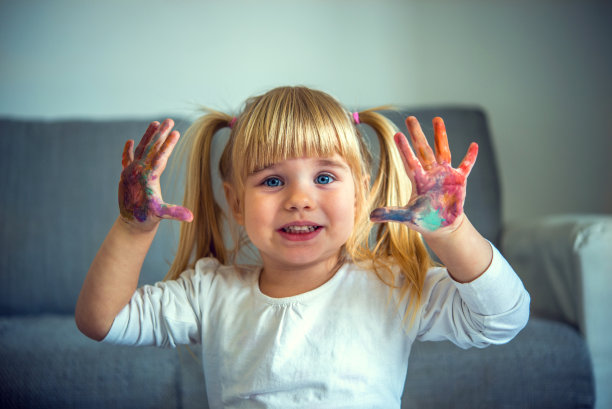 小女孩在玩颜色图片下载