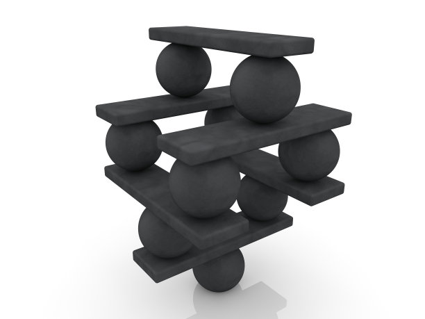 球和跷跷板组装成金字塔图片下载