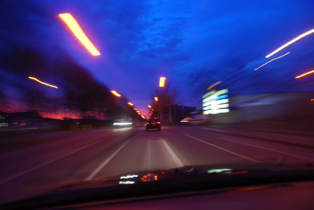 黎明时高速行驶图片下载