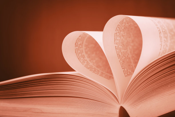 心脏形状的纸质书与古董过滤器图片下载