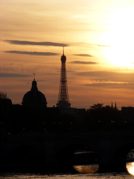 埃菲尔铁塔日落景观，前景是住宅楼图片下载