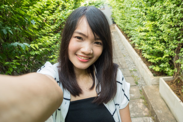 年轻女子穿着冬装和自拍照片。图片下载