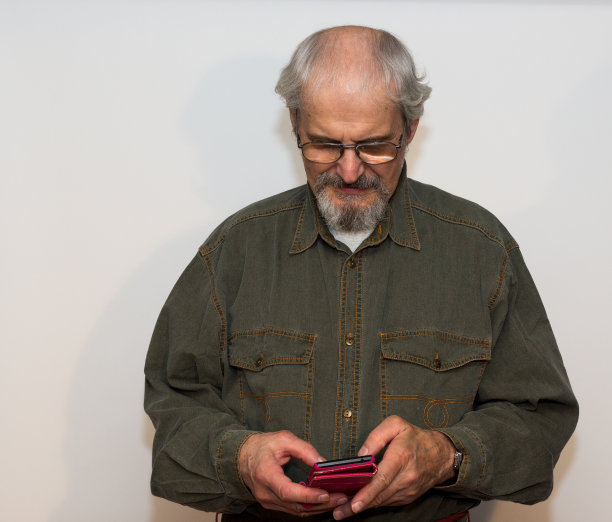 老男人在发短信。图片下载