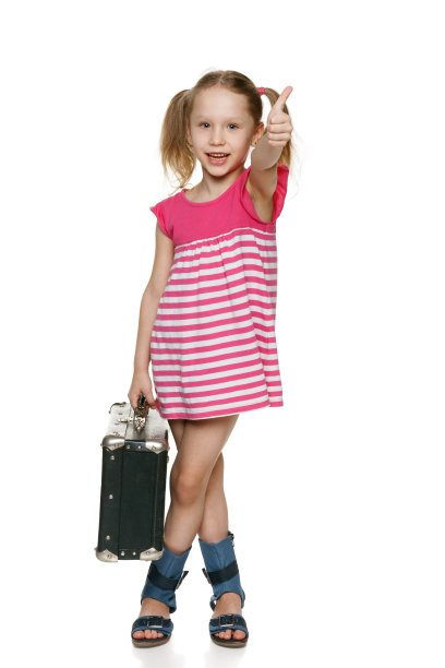 带着老式手提箱的小女孩图片下载