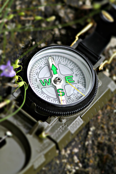 石壁上的地形罗盘。图片下载