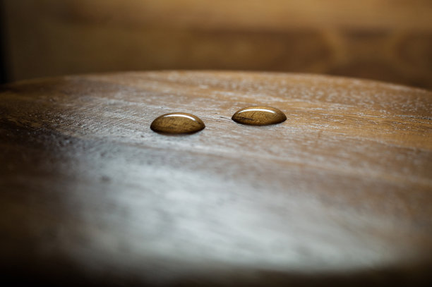 横两滴水在木表面宏图片下载
