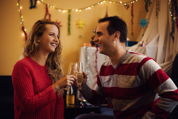 圣诞节的夫妇。在除夕之夜相爱的情侣。图片下载